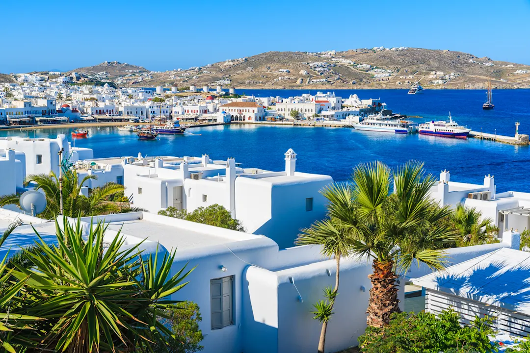 Ein Blick auf Mykonos Hafen und Stadt, Insel Mykonos, Kykladen, Griechenland.