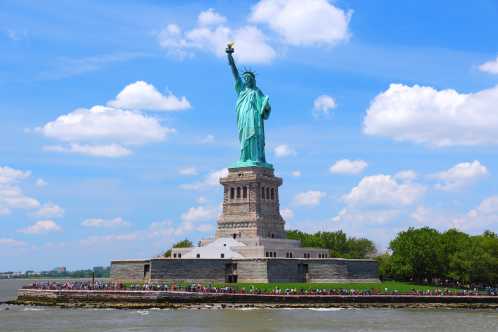 La célèbre Statue de la Liberté offerte par la France aux États-Unis est le monument le connu de New York est le symbole de la ville.