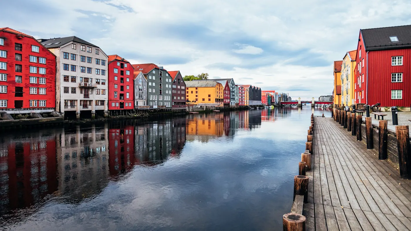 Trondheim, Trøndelag, Norwegen Bunte Häuser am Nidelva-Fluss in Trondheim. Trondheim, Trøndelag, Norwegen.