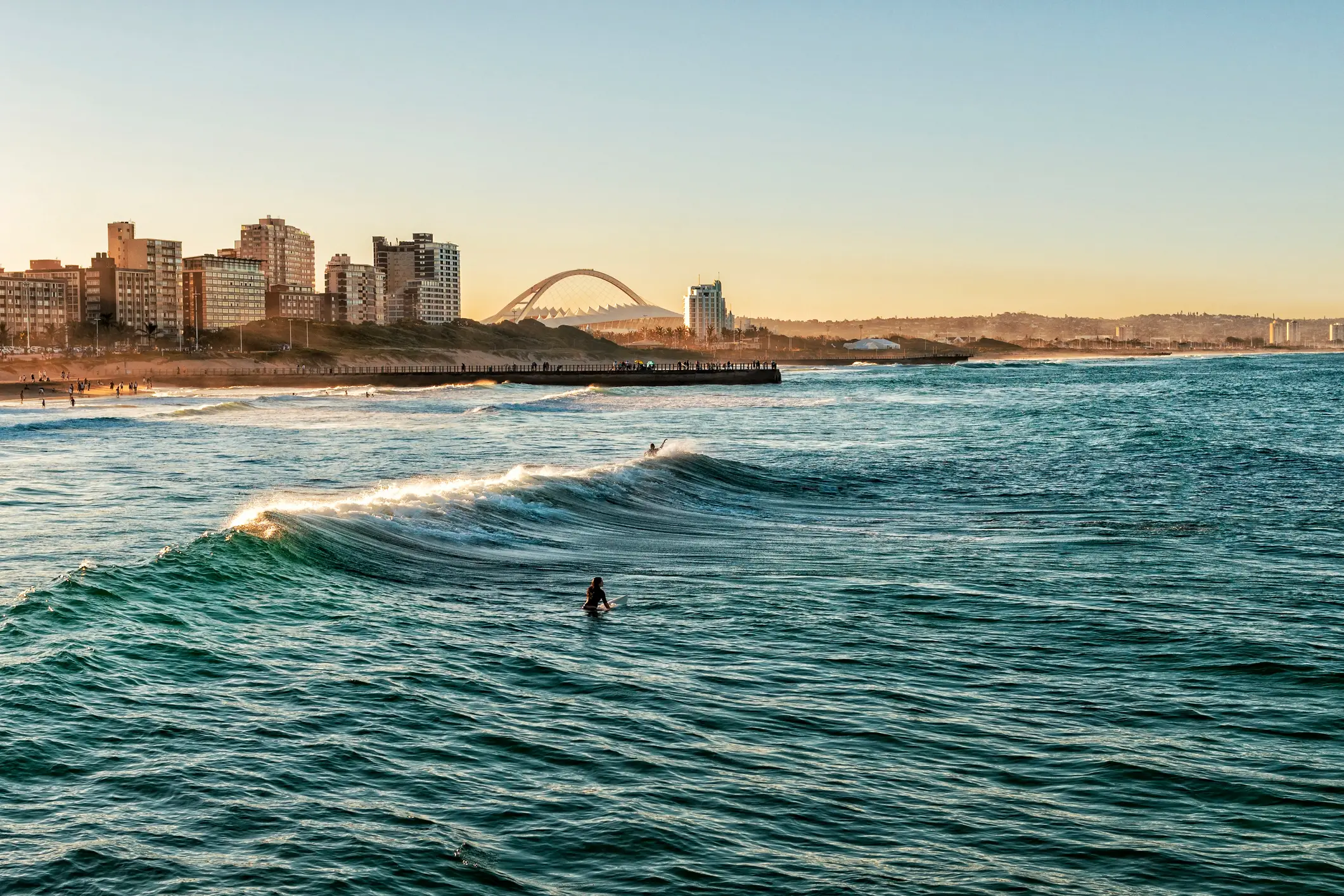 Durban, KwaZulu-Natal, Südafrika Beach Surfers in Durban - Stadt in Südafrika mit tollen Bade- und Surfmöglichkeiten.