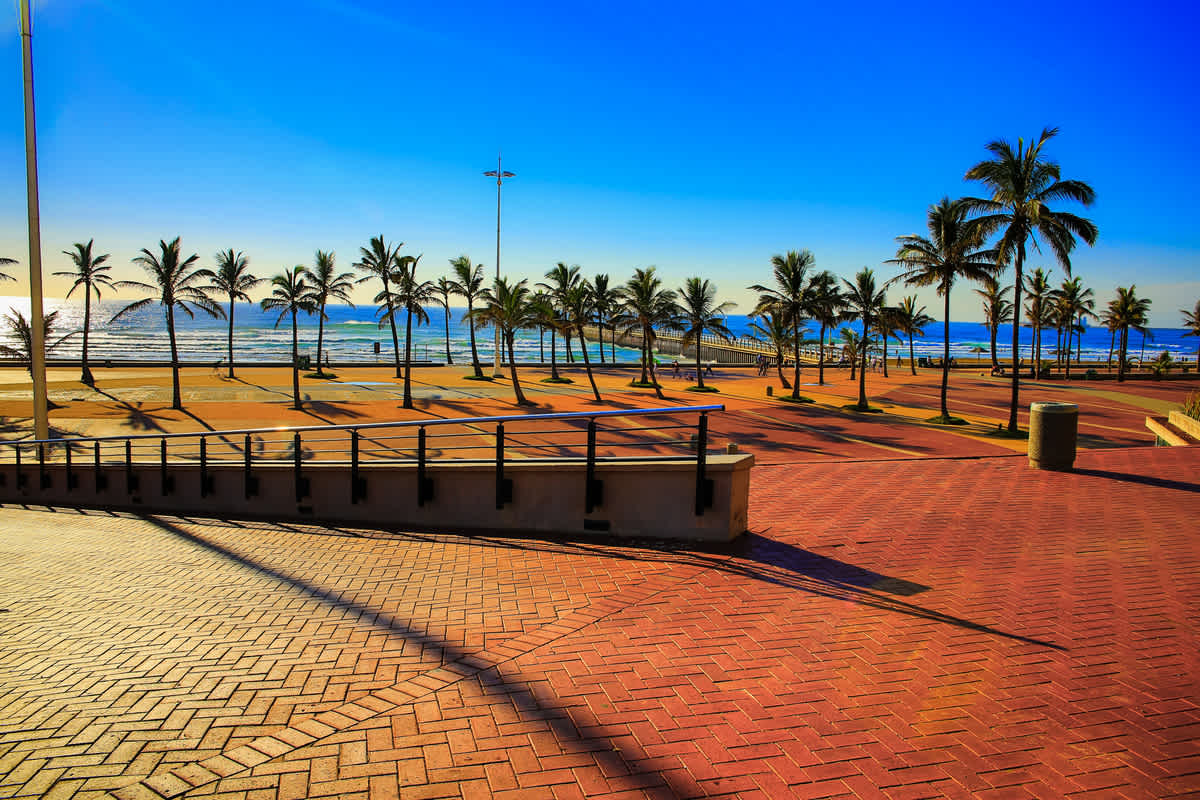 Vue sur le front de mer emblématique de Durban surnommé Golden Mile en Afrique du Sud.