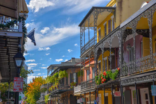 Photo of a traditional street in the French Quarter of New Orleans during a trip along the Route du Blues.
