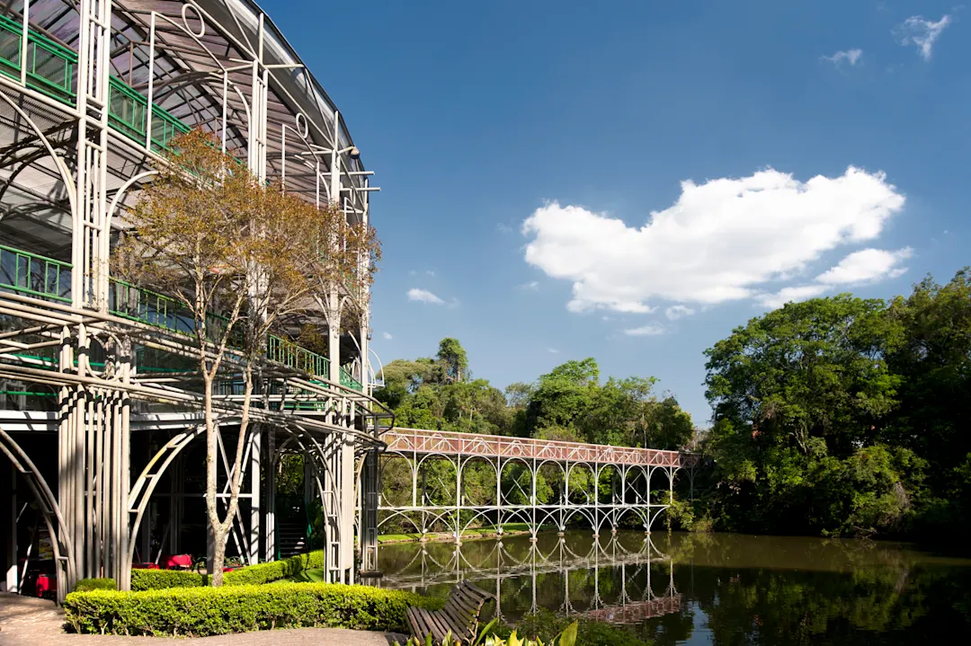 Brasilien, Curitiba, Opera Operngebäude aus Stahlrohen und Glas mit Brücke über einem Teich