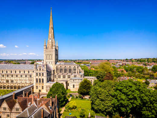 Luftaufnahme der Norwich Cathedral in Norwich, Norfolk, England. 