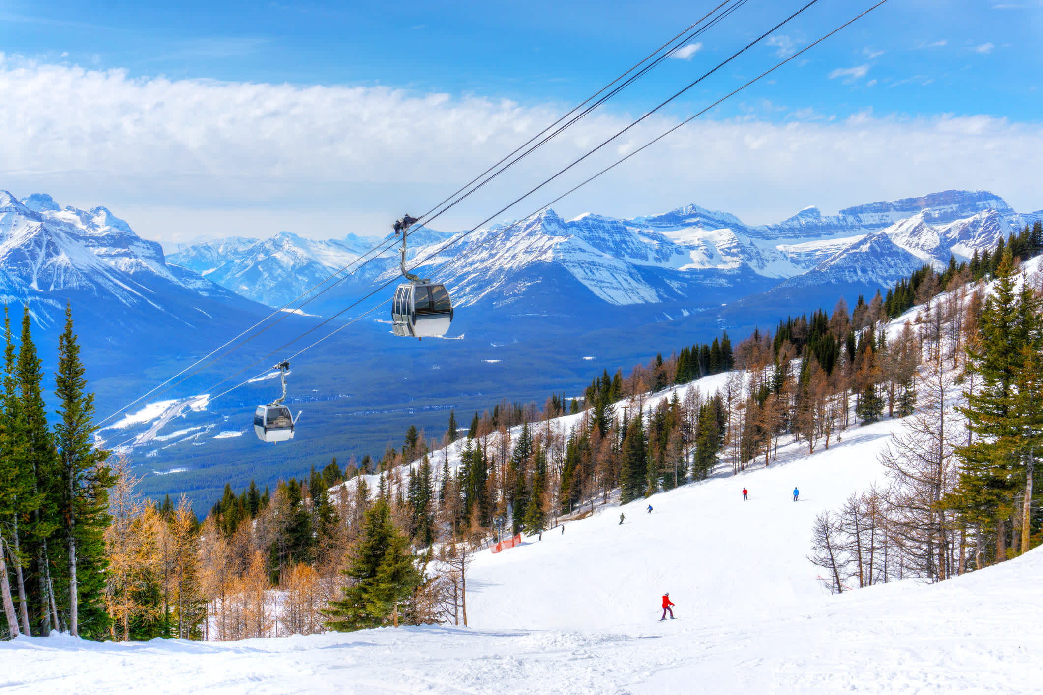 Skier à Lake Louise dans les Rocheuses canadiennes de l'Alberta, Canada.