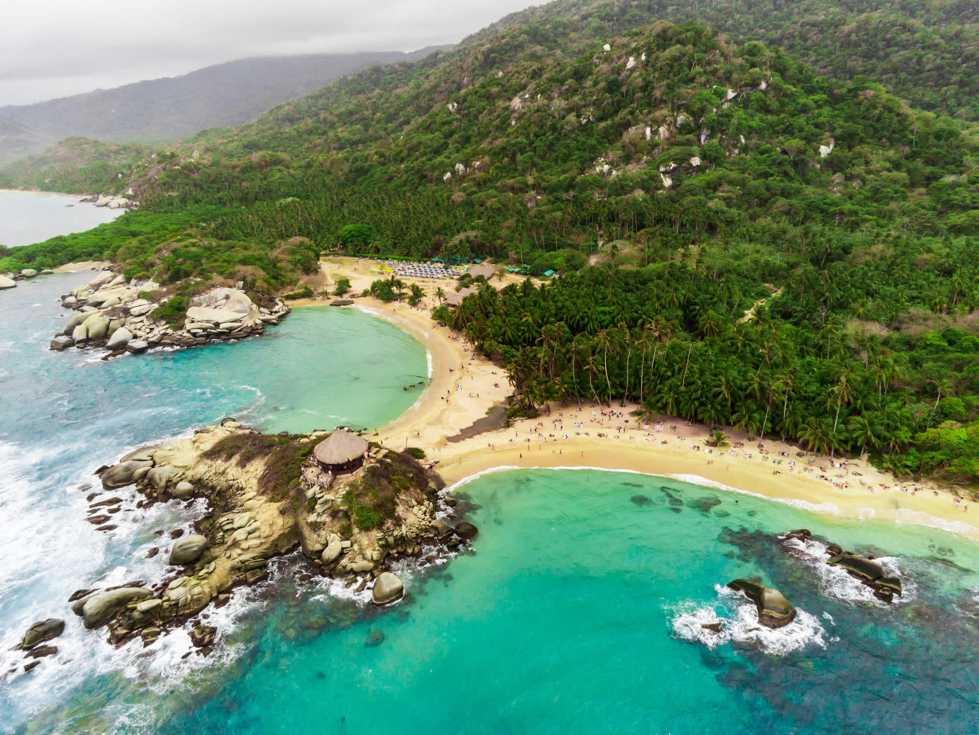 Vue aérienne d'une plage du parc national de Tayrona, en Colombie