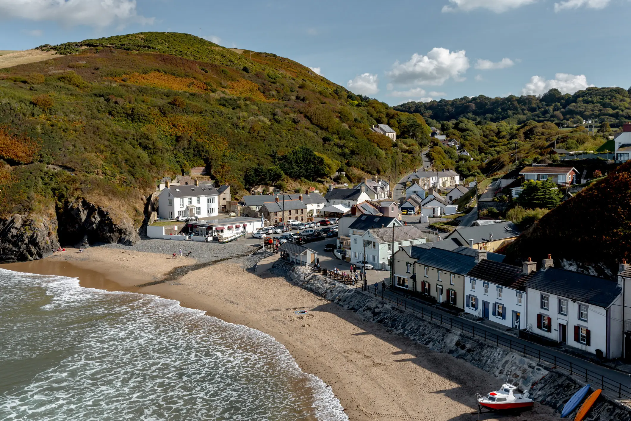 Panorama des malerischen Dorfs Llangrannog, Wales, Großbritannien.