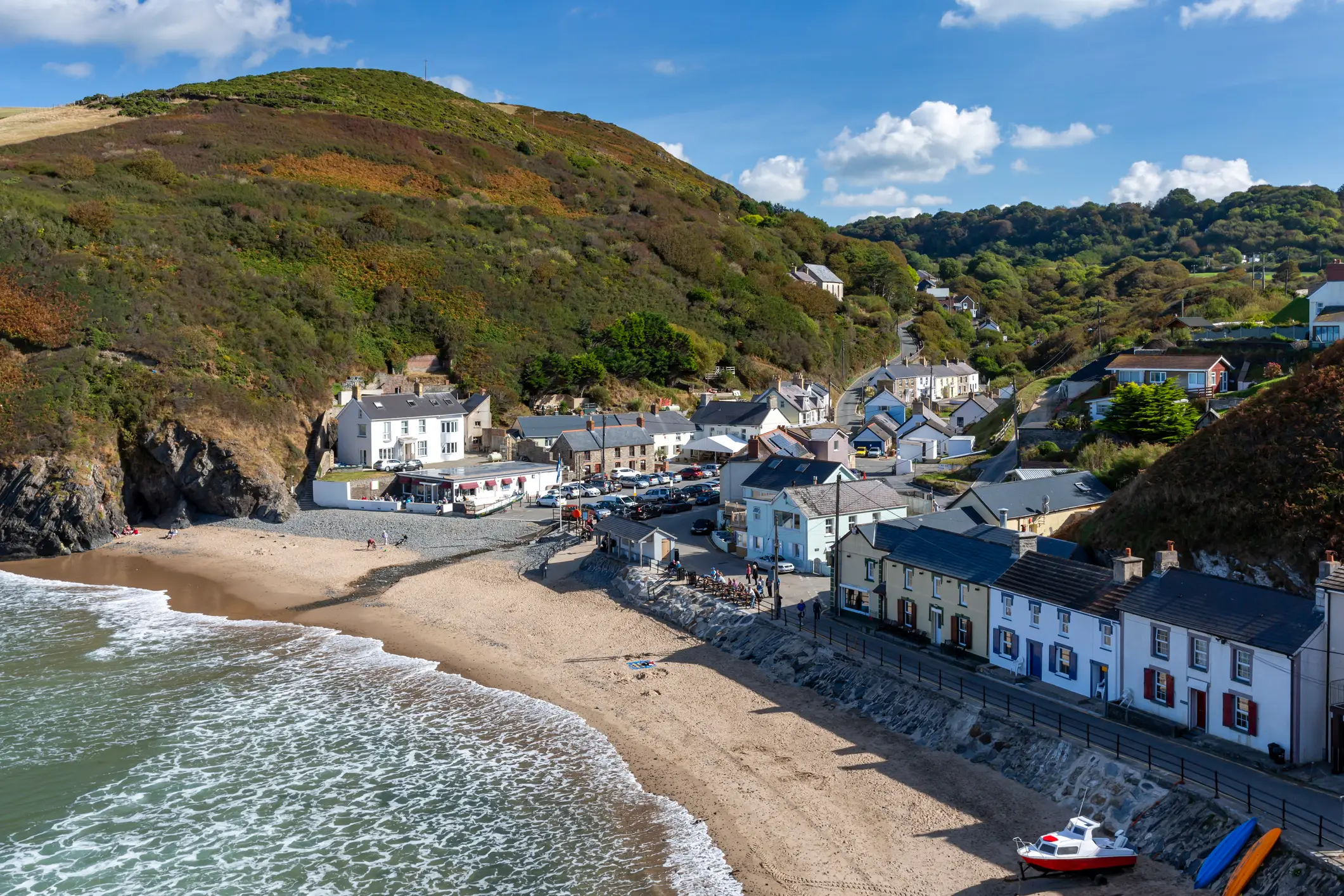 Großbritannien, Wales, Llangrannog Panorama des malerischen Dorfs Llangrannog, Wales, Großbritannien.