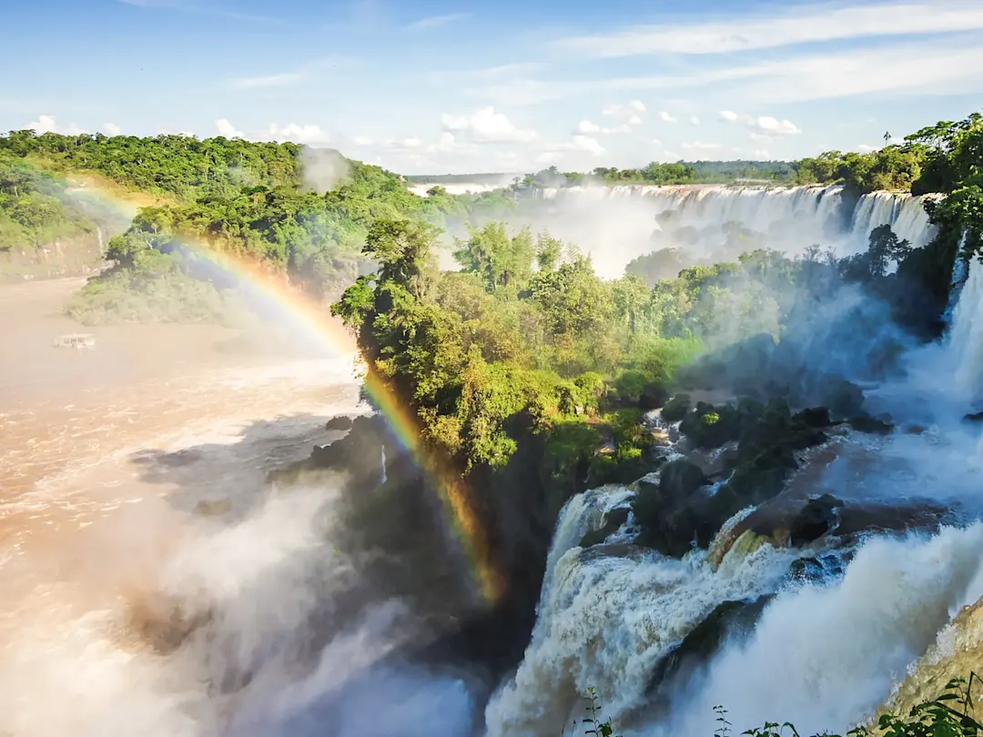 Iguazú-Wasserfälle mit Regenbogen. Foz do Iguaçu, Paraná, Brasilien.
