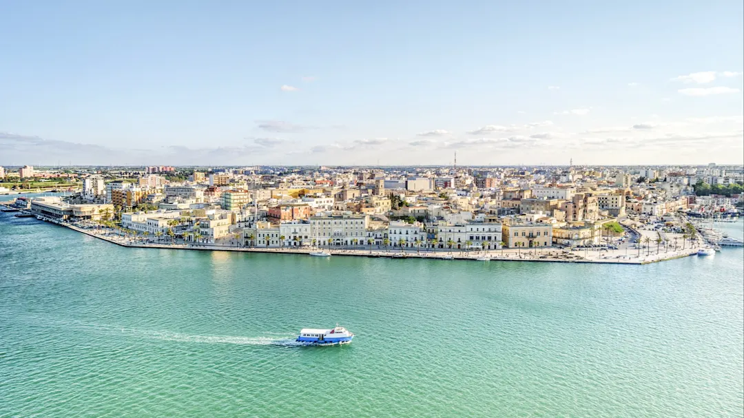 Blick auf Brindisi und den Hafen, Apulien, Italien.
