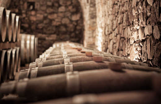 Blick auf Fässer in einem alten Weinkeller.