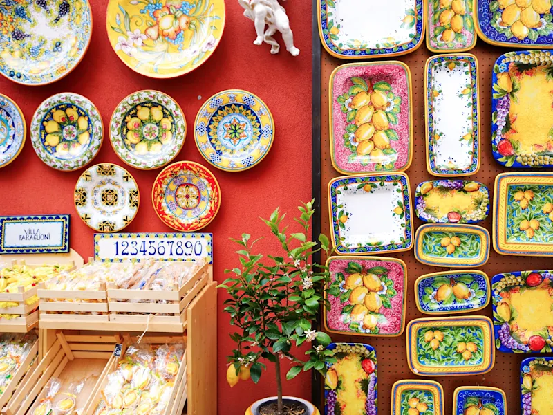 Positano, Kampanien, Italien Bunte Keramikteller und Zitronenbaum in einem Geschäft, Positano, Kampanien, Italien.