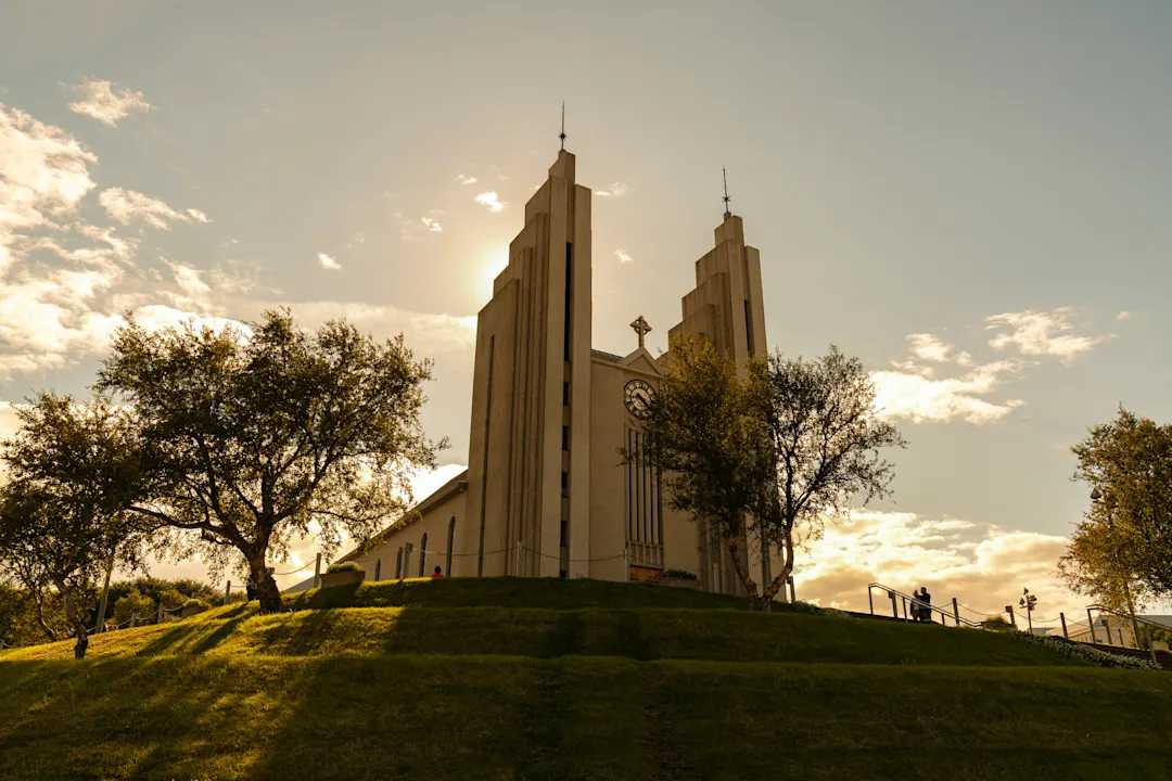 Island Akureyri Akureyrarkirkja Diese monumentale Kirche im Stadtzentrum von Akureyri zählt zu den Top-Sehenswürdigkeiten.