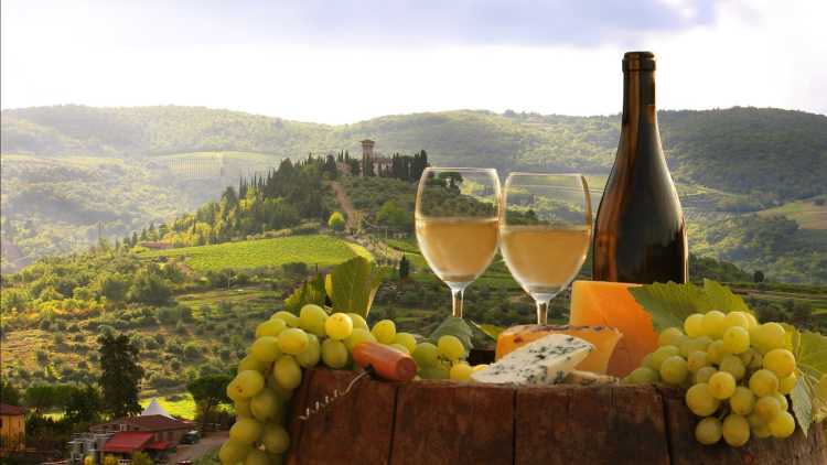 Chianti-Landschaft mit einer Flasche Wein in Italien