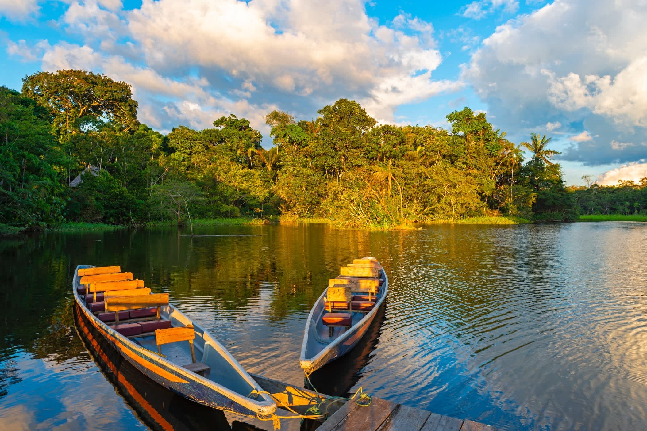 Kanus bei Sonnenuntergang im Amazonas-Regenwald