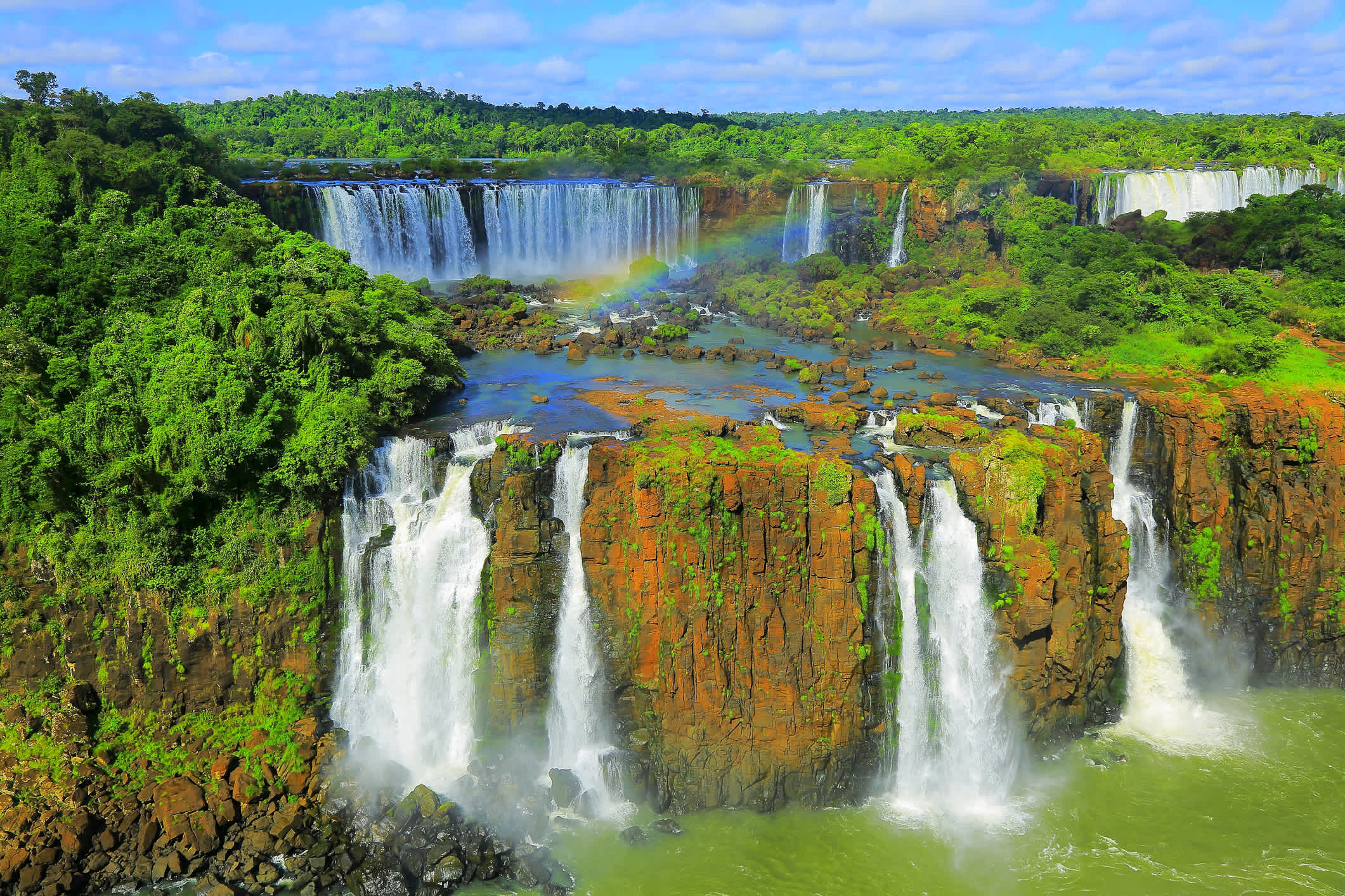 Chutes d'Iguazu et sa forêt tropicale verte, Brésil, Amérique du Sud.