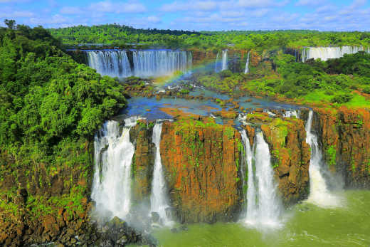 Iguacu-Wasserfälle und grünen Regenwald, Brasilien, Südamerika.