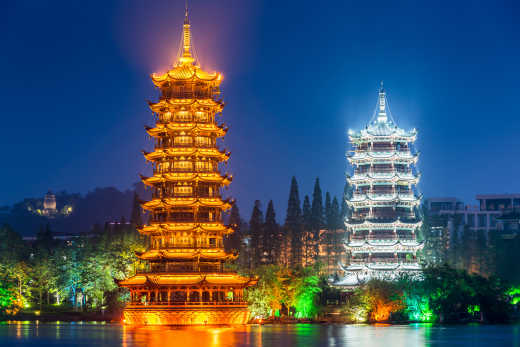 Lac des Cèdres et pagodes illuminées à Guilin en soirée