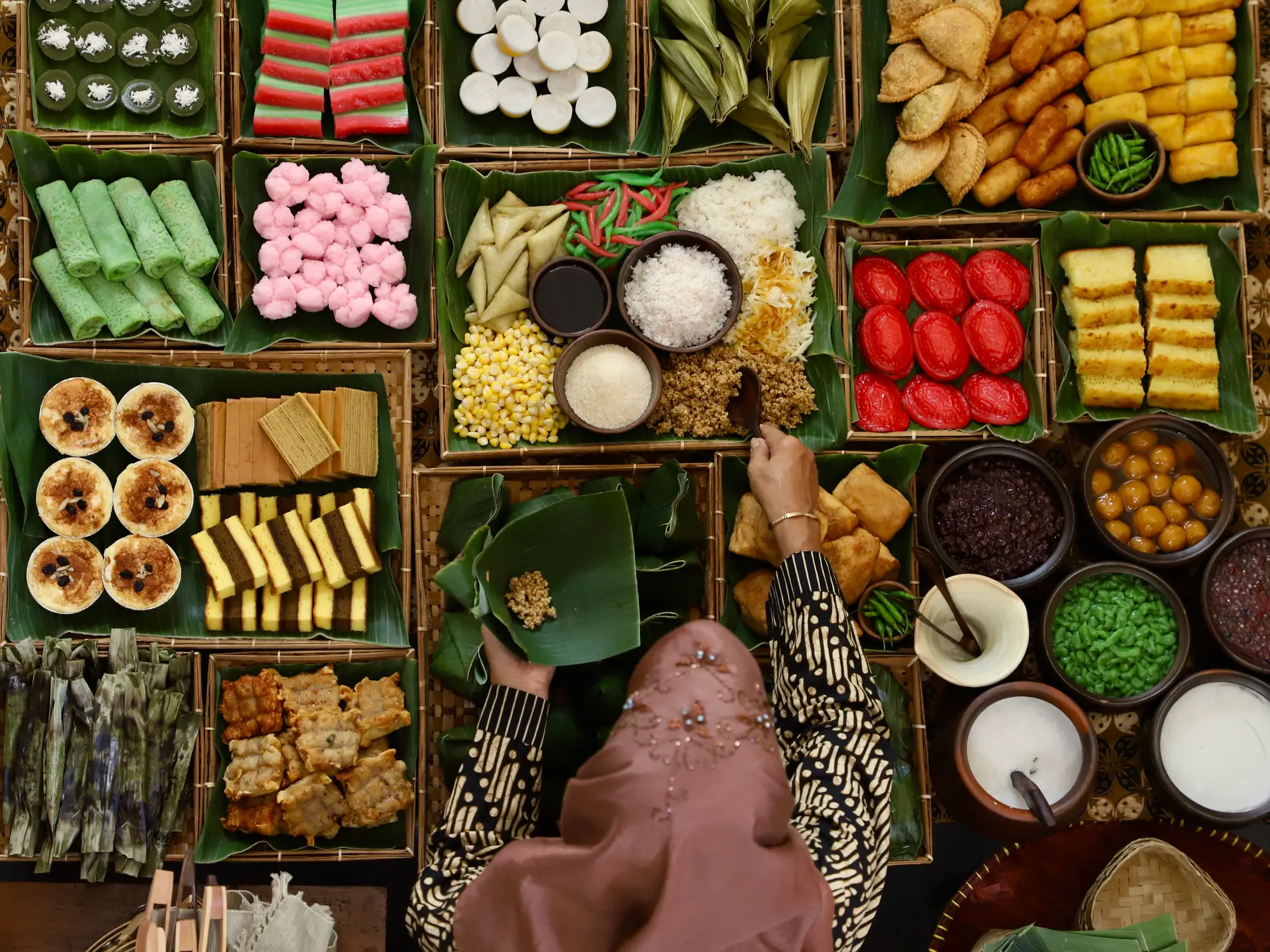 Frau, markt, snacks, Indonesien Marktstand der traditionellen indonesischen Snacks