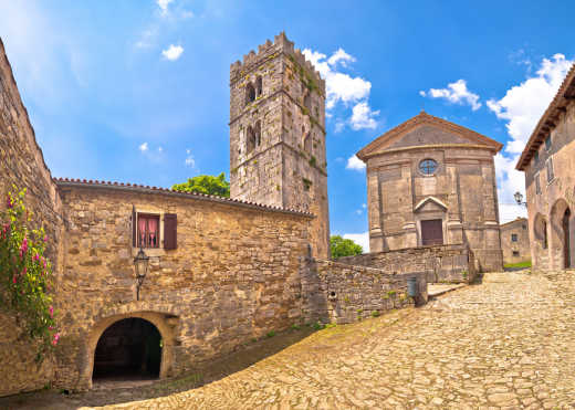 Place historique en pierre et église dans la plus petite ville du monde Hum, île Korcula, Croatie