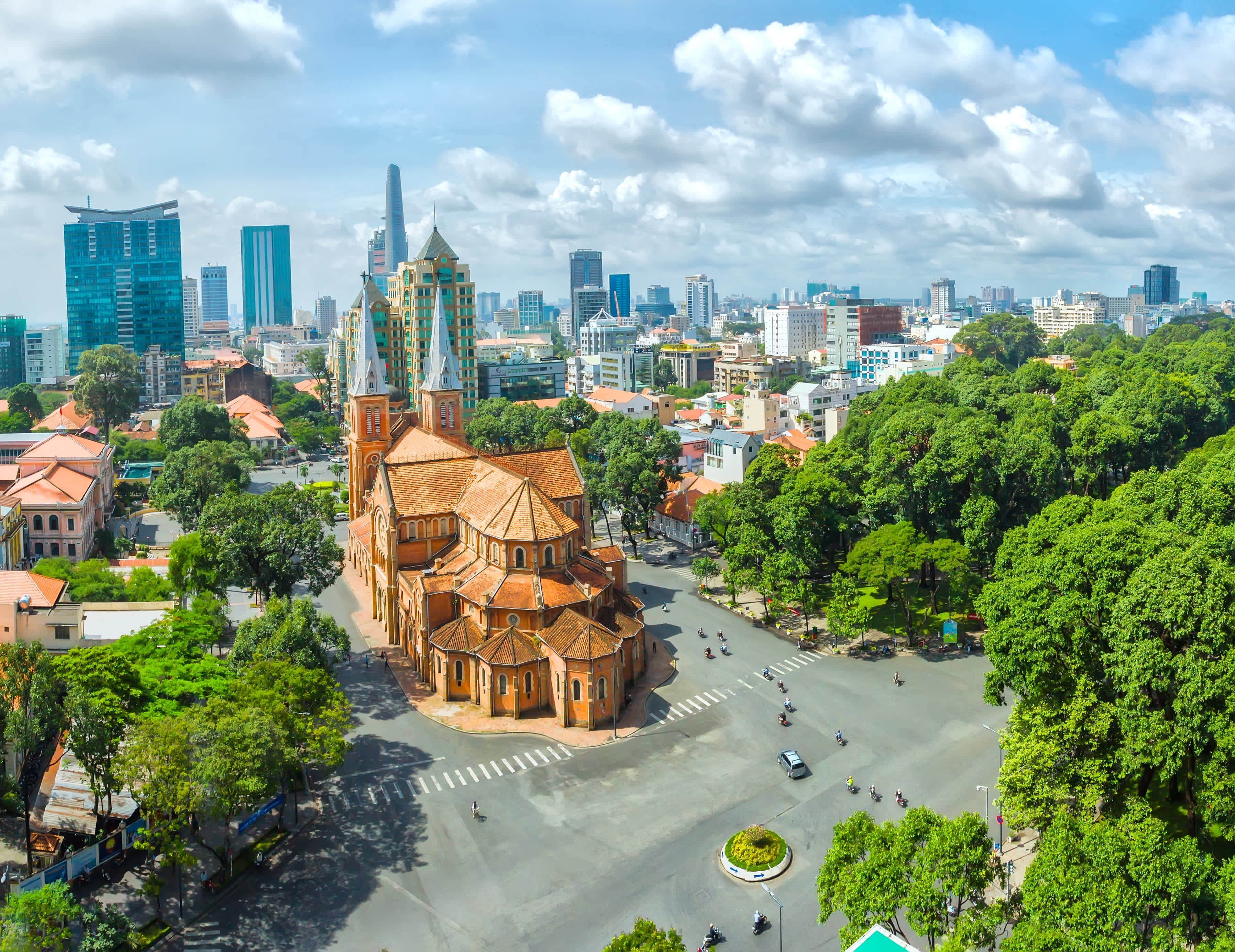 Vue aérienne sur la Cathédrale Notre-Dame construite au milieu d'un carrefour à Hô-Chi-Minh-Ville, au Vietnam.