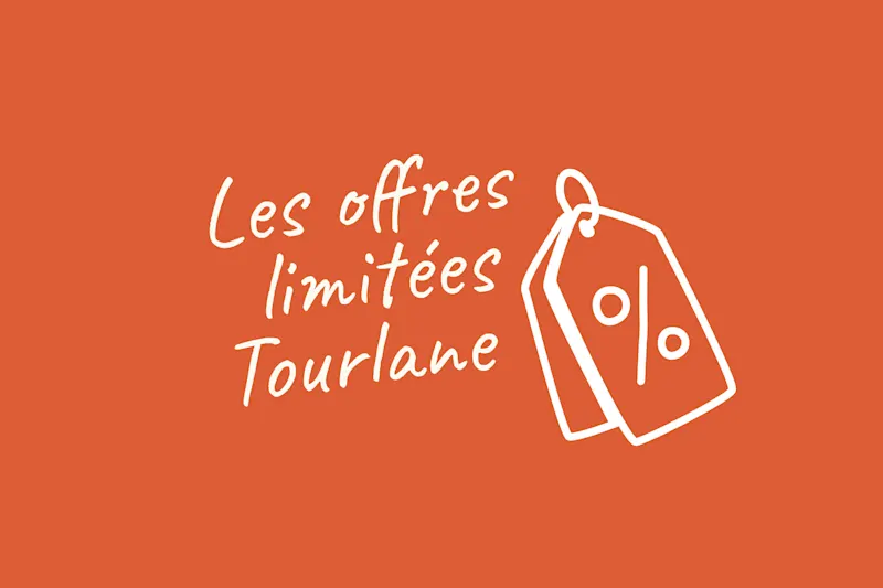 Deals Tourlane Right image FR Weißer handgeschriebener Text Les offres limitées Tourlane und eine Zeichnung von zwei Verkaufsschildern mit Prozentzeichen, alles auf orangem Hintergrund.