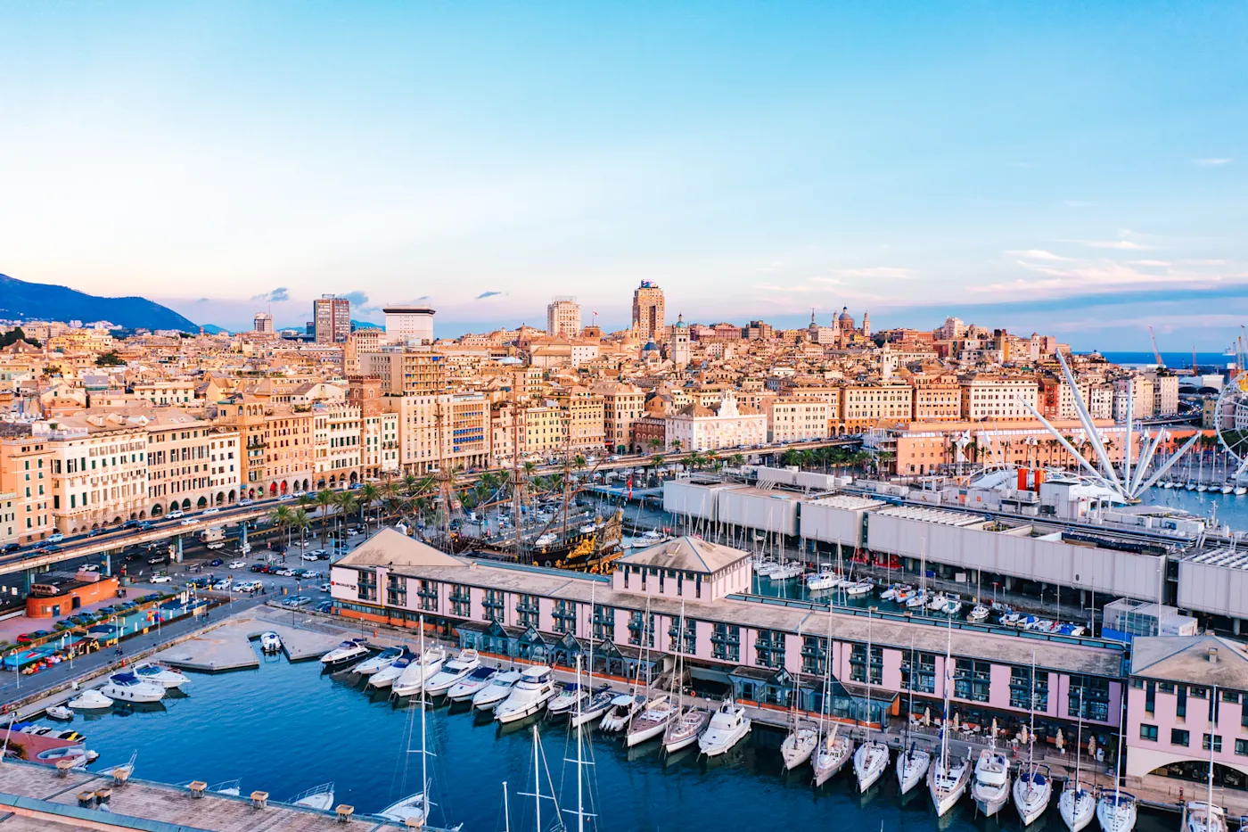 Genua, Ligurien, Italien Hafenstadt mit bunten Gebäuden und Booten, Genua, Ligurien, Italien.