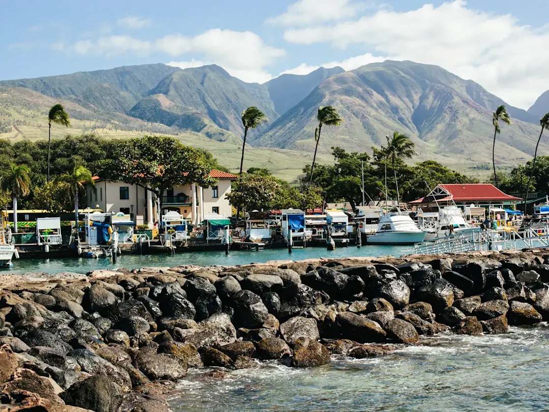 USA, Hawaii, Maui Malerischer Hafen mit Booten vor tropischen Bergen. Lahaina, Maui, Hawaii, USA.