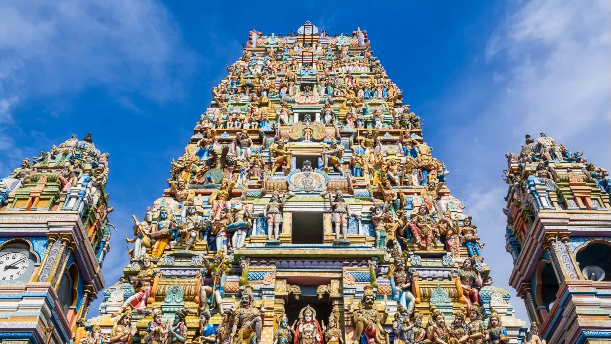 Blick auf den bunten Hindu-Tempel