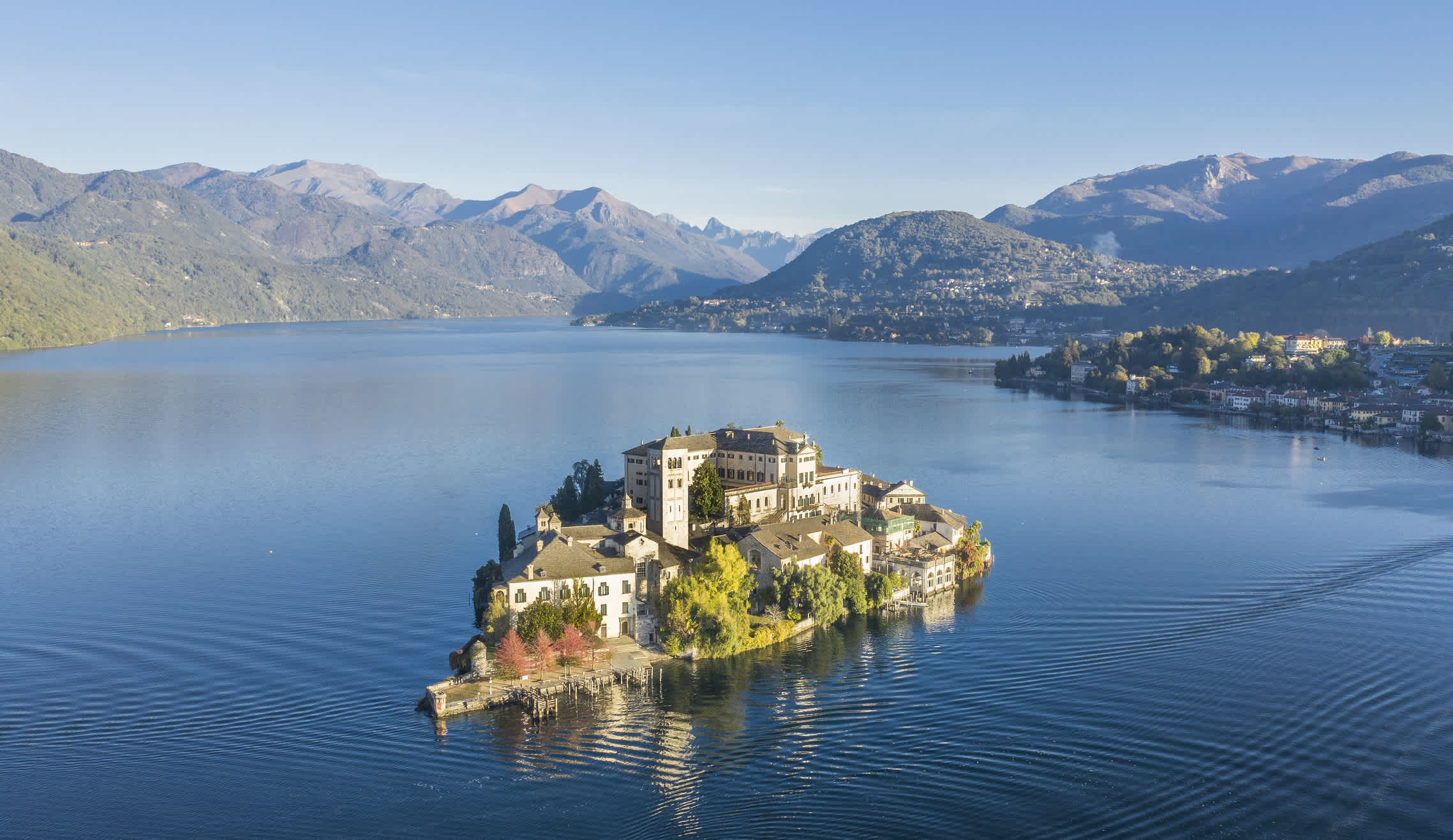 Luftaufnahme einer Insel auf dem Ortasee, Piemont, Italien. 
