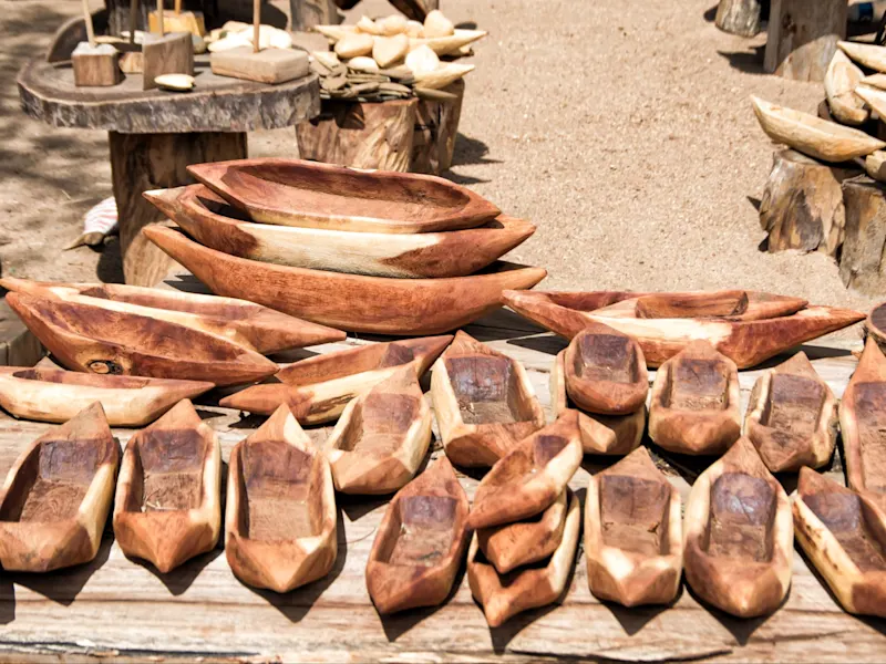 Windhoek, Khomas, Namibia Traditionelle handgeschnitzte Holzschalen auf einem Markt. Windhoek, Khomas, Namibia.