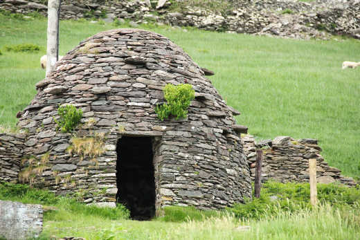 Entlang des Slea Head Drive auf der Dingle-Halbinsel in Irland finden Sie Bienenkorbhütten, in denen früher Mönche oder Familien lebten