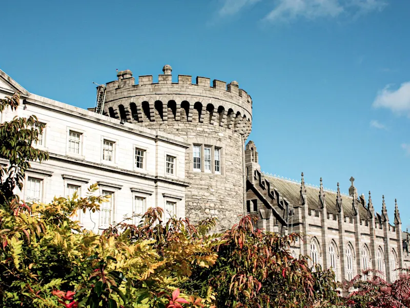 Dublin Castle mit einem runden Turm und gotischem Gebäude. Dublin, Leinster, Irland.
