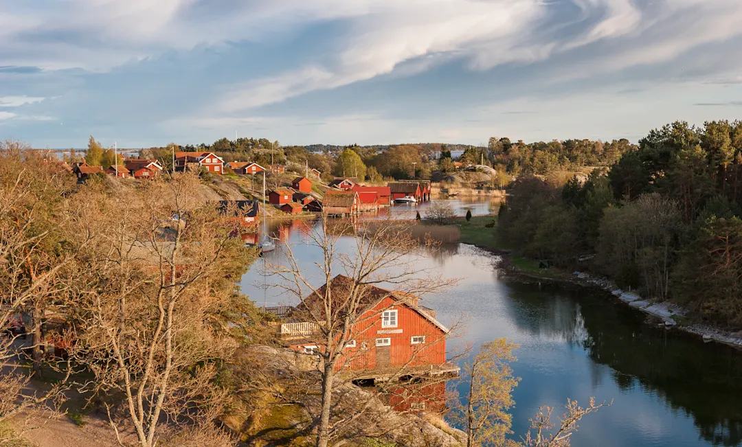 Rote schwedische Häuser in Harstena, Schweden
