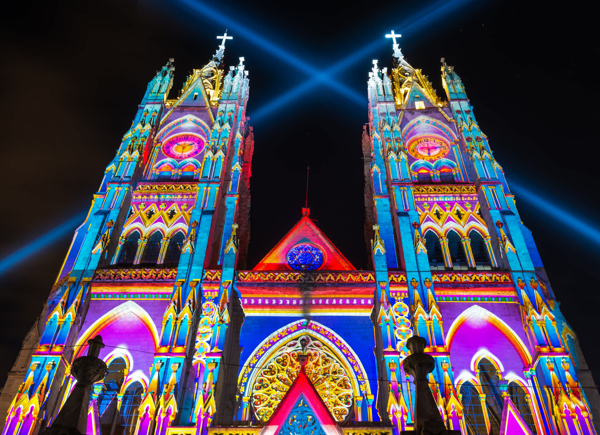 Quito in Ecuador verandert in een zee van lichtjes tijdens het Lichtfestival.