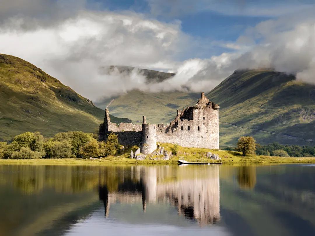 Umrahmt von den dramatischen Landschaften besuchen Sie das Schloss von Urquart bei einer Schottland Rundreise. 