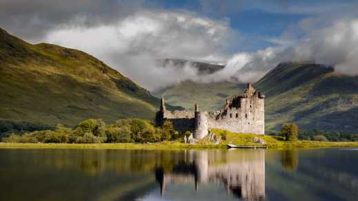 Framed by the dramatic green landscapes, visit Urquart Castle on a tour package to Scotland. 