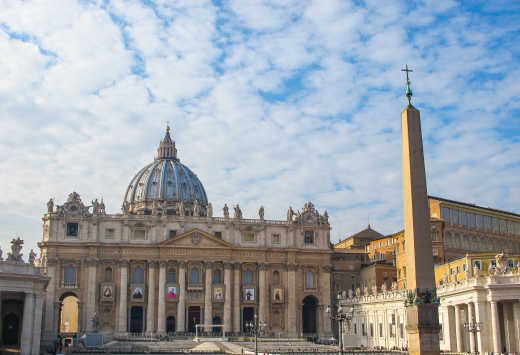 De Sint-Pietersbasiliek in Rome is een bezoekersmagneet en een must tijdens uw vakantie in Rome