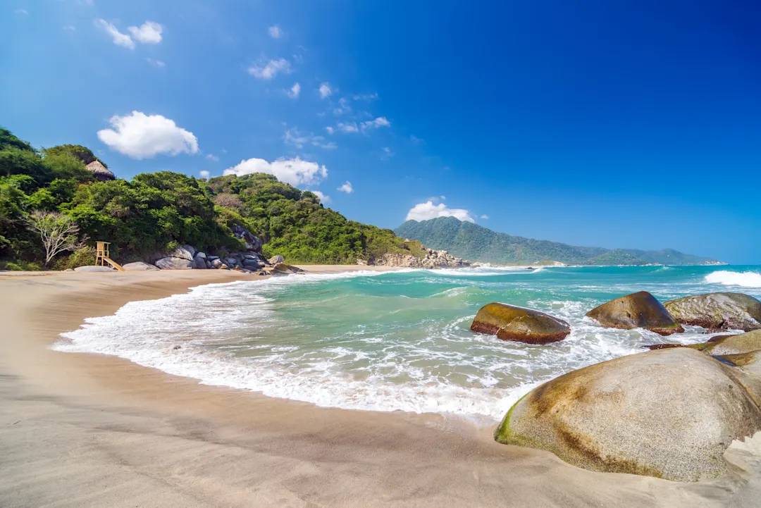 Einsamer Strand im Tayrona Nationalpark in Kolumbien.

