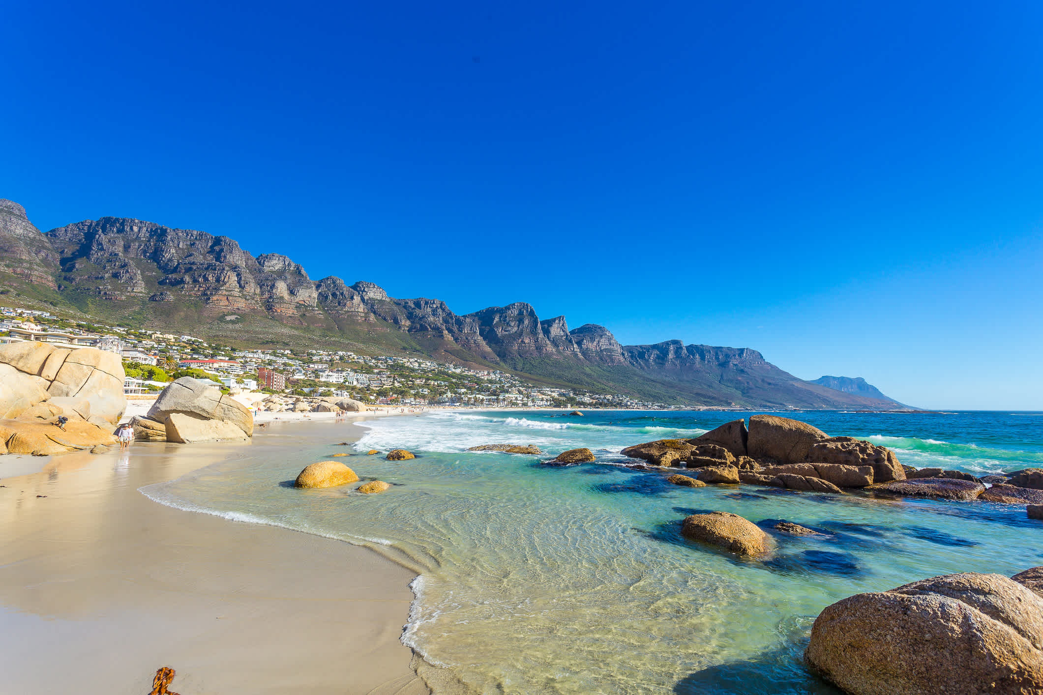 Blick auf den leeren Clifton Beach, Kapstadt, Südafrika. 
