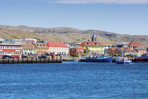 Panoramablick vom Meer auf Saint-Pierre, die Hauptstadt von Saint-Pierre-et-Miquelon, die Sie während Ihrer Reise entdecken können.