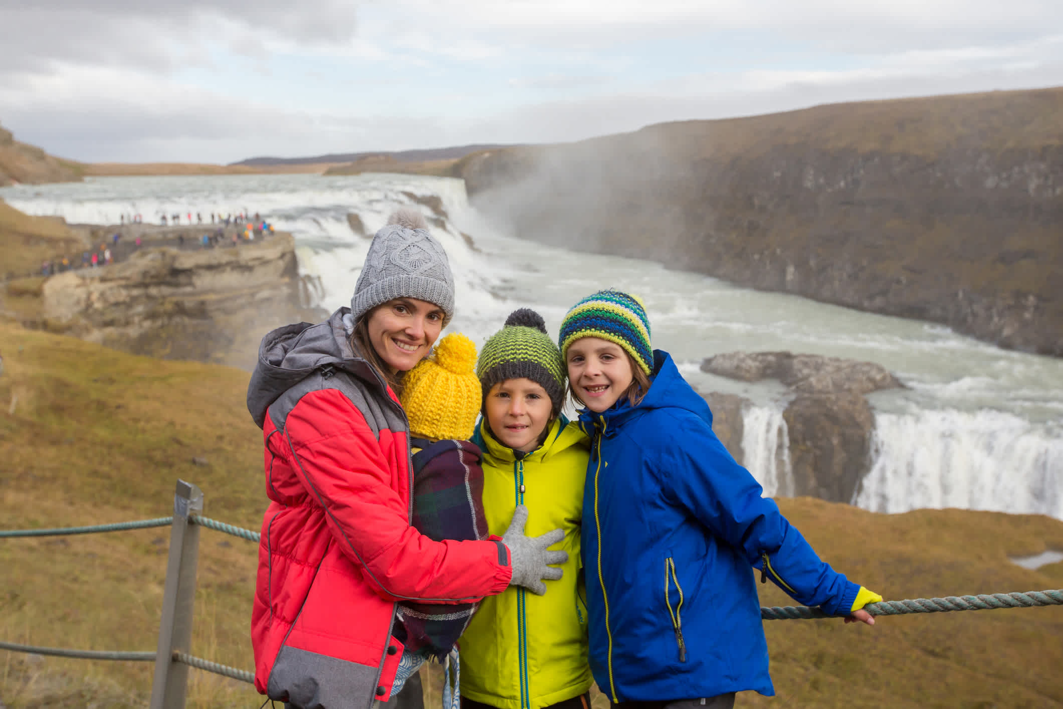 Mutter mit Kindern bei dem Gullfoss Wasserfall in Island. 