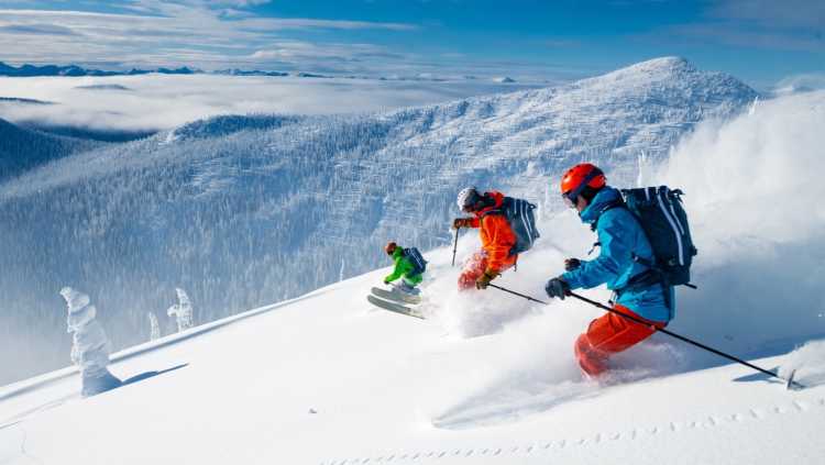 Un groupe de skieurs sur une piste de ski au Canada.