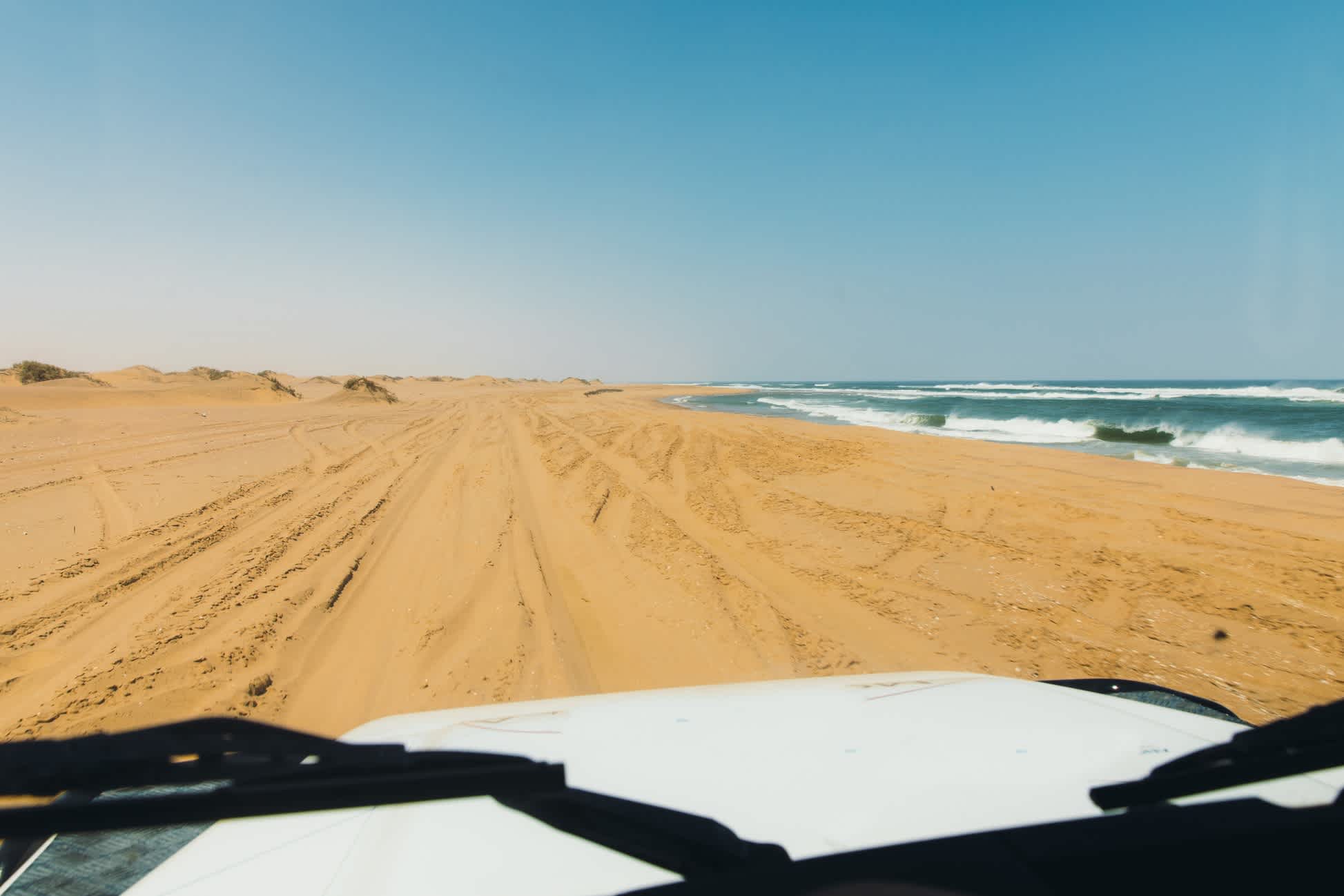 Vue sur un paysage de dunes depuis une jeep