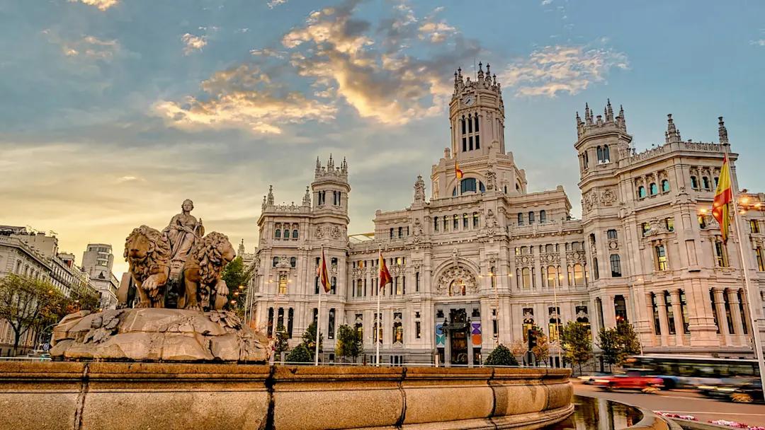 Sonnenaufgang am Cibeles-Brunnen-Stadtplatz in Madrid, Spanien. 