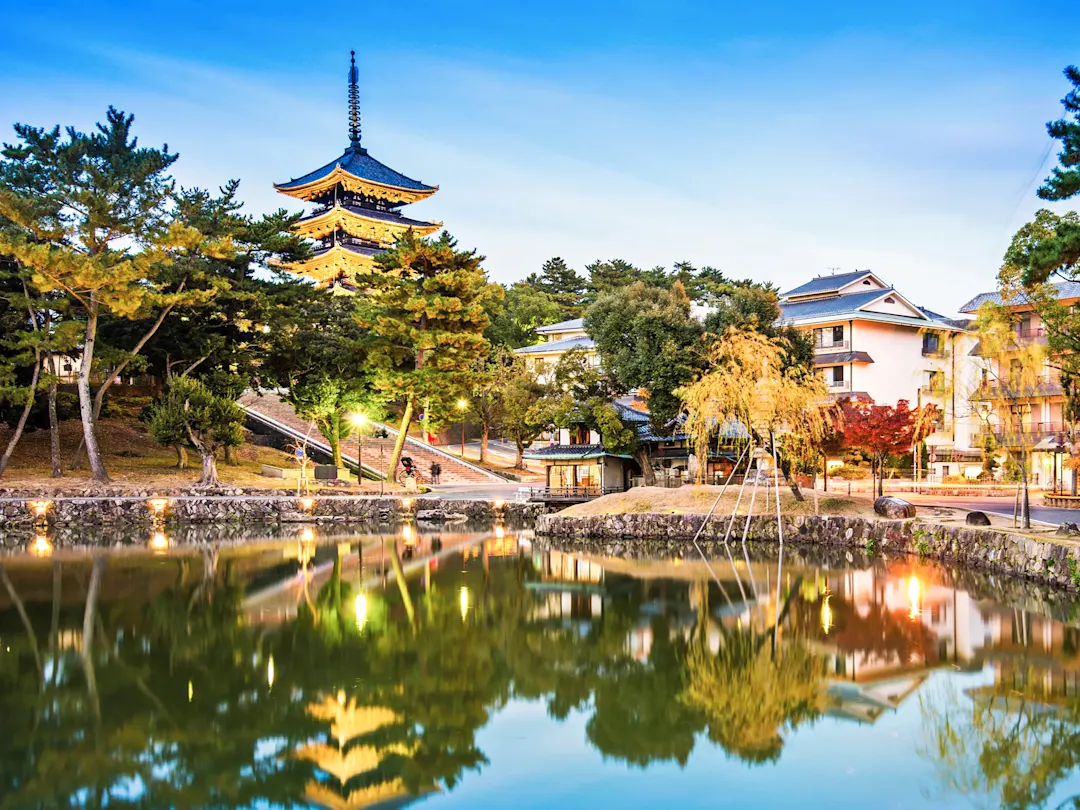 Historische Pagode bei Sonnenuntergang mit Reflexion. Nara, Japan.