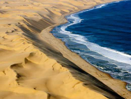 Vue aérienne sur une dune de sable du désert du Namib que vous aurez la chance de découvrir pendant votre voyage en Namibie.