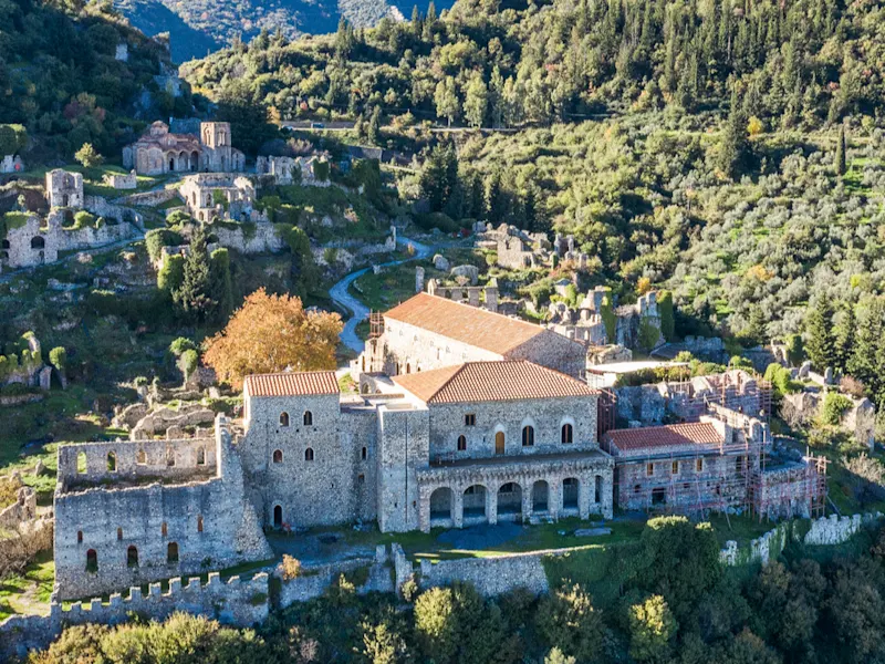 Mystras, Peloponnes, Griechenland Historische Ruinen und Gebäude umgeben von Bergen und Wäldern, Mystras, Peloponnes, Griechenland.