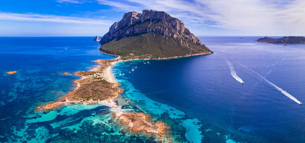 Luftdrohnen-Panoramablick auf die herrliche Insel und den Strand Tavolara in Sardinien, Italien. Sardinien Insel Italien Sommerurlaub