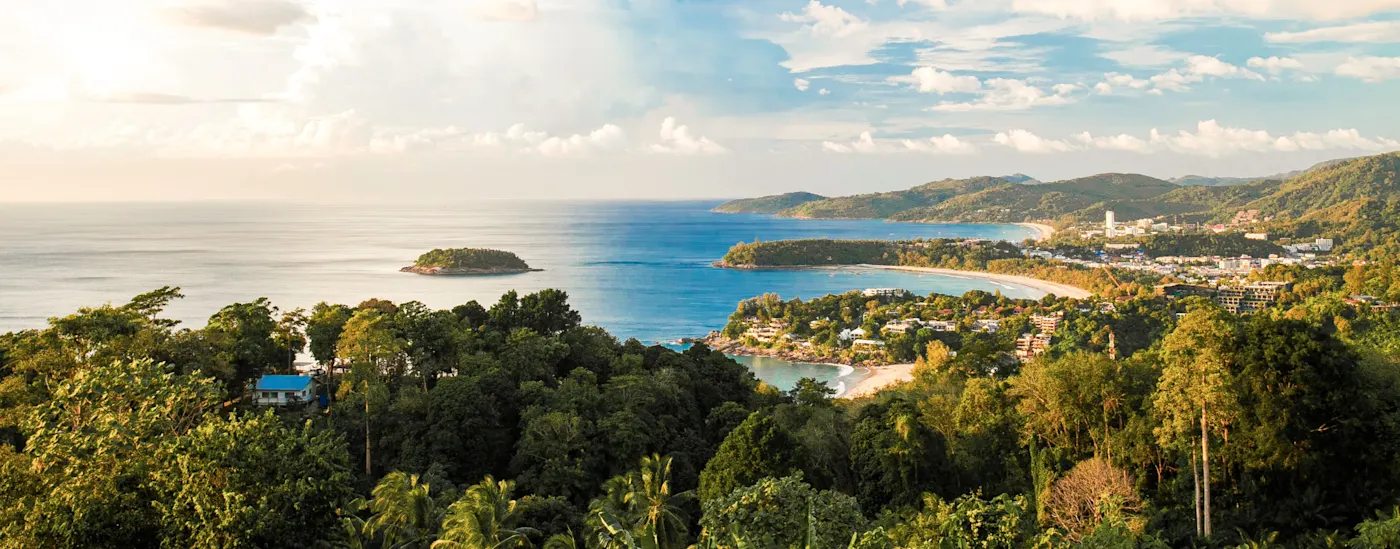 Phuket, Thailand Panoramablick auf tropische Strände, grünes Hinterland und das Meer. Phuket, Thailand.